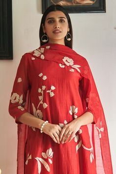 Red straight kurta with contrasting poppy floral applique details. Comes with a dupatta adorned with applique and tassel details and coordinating pant. - Aza Fashions Floral Applique, Muslin Cotton, Three Quarter, Aza Fashion, Poppies, Red, Floral