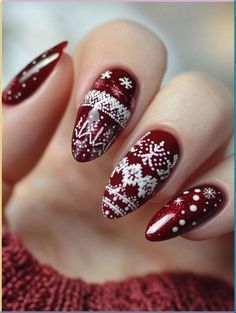 Glittery Christmas Nails, Christmas Nail Designs Easy, Festive Christmas Nails, Christmas Nail Colors, Classy Nail Art Ideas, Christmas Nails Diy, Hot Nail Designs, Classic Candy, Christmas Nails Easy