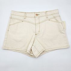 Universal Threads Womens High Rise Midi Jean Shorts Size 12 Vintage Stretch Tan. New With Tags (Review Photos For Details) Us Size: Women's 12 / 31r Features: * Style Profile: Neutral, Casual, Minimalist * Flaws: None * Ivory Cream Tan Color * Belt Loops * Slash Pockets * Drop In Back Pockets * Hoop Button With Zip Up Fly Closure * Please See Photos For Approximate Measurements (In Inches) * Washing Instructions: Machine Washable * We Are Happy To Answer Your Questions! * Item Has Been Properly Beige Cotton Jean Shorts With Pockets, High-waist Beige Bottoms With Built-in Shorts, High Waist Beige Shorts With Relaxed Fit, High Waist Beige Jean Shorts For Summer, Beige High Waist Relaxed Fit Shorts, High Waist Relaxed Fit Beige Shorts, Summer High Waist Beige Jean Shorts, Beige High Rise Shorts With Pockets, Beige High-waisted Jean Shorts Casual