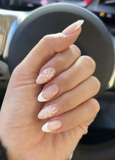 Simple Nails Xmas, Xmas Nails Acrylic Simple, Short Oval Nails Designs Christmas, Almond Nail Christmas, Winter Nail Inspo 2022 Almond, Simply Christmas Nail Designs, Christmas Nails Aesthetic Almond, Cute Winter Nails Almond, Cute Festive Nails