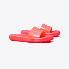 The pool slide, revisited. Versatile and comfortable, our jelly sandal is named for its air bubble sole that provides soft cushioning. Finished with a raised Double T, the waterproof shoe is great for the beach, pool and beyond. Tory Burch Bubble Jelly, Tory Burch Slides, Pool Slide, Miller Sandal, Platform Flip Flops, Light Weight Shoes, Jelly Shoes, Waterproof Shoes, The Bubble