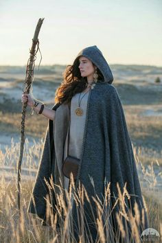 Cloak Aesthetic, Druid Outfit, Elven Outfit, Creature Creation, Thread Ideas, Reference Pose, Medieval Clothing