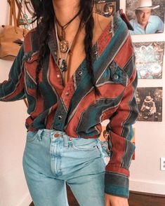 Cute Winter Western Outfits Women, Christmas Shirt Outfit Ideas, Southern Western Outfits, Womens Pearl Snap Outfit, Cute Western Style Outfits, Western Button Up Shirt Outfit, Pearl Snap Outfit Women, Vintage Wrangler Outfits Woman, Button Up Western Outfit