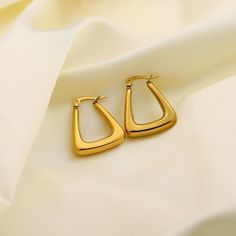 Embrace the modern simplicity of U Shape Earrings, expertly crafted in 18k gold plating. These earrings feature an elegant U-shaped design, offering a sleek and contemporary look. Modern Gold Plated Earrings With Ear Wire, Sleek Gold Earrings For Pierced Ears, Sleek Simple Gold Jewelry, Simple Design Modern Gold Earrings, Modern Simple Design Gold Earrings, Sleek Gold Earrings For Everyday Wear, Modern Gold Earrings With Simple Design, Sleek Gold Earrings, Modern Gold Plated Earrings For Everyday Wear