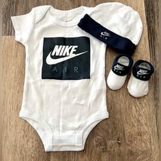 Nike Air Infant Body Suit W. Matching Hat & Socks Size: 0-6mo Color: White & Navy Nwot Boy Nike Outfits, Baby Boy Nike Outfits, Baby Boy Stuff, Reborn Clothes, Baby Boy Fall Outfits, Baby Boy Nike, Twin Baby Clothes, Boys Fall Outfits, Cute Outfits With Leggings