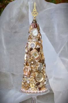 a small christmas tree made out of jewelry