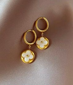 Looking for a pair of elegant and unique earrings that will make you stand out from the crowd? These clover dangle earrings are the perfect choice! At 2.5 inches in length, these earrings are the perfect size to wear for a special occasion or to add a touch of glamour to your everyday look. The lightweight design makes them comfortable to wear all day long, while the secure closures ensure they stay in place. White Clover, Earring Minimalist, Minimalist Earring, Plant Jewelry, Clover Earrings, Gold Collar, Four Leaf, Leaf Clover, Four Leaf Clover