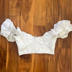 Never Worn Fitted Cropped Summer Blouse, Summer Party Cotton Crop Top, Zara Fitted Summer Tops, Zara White Fitted Top, Fitted Summer Tops By Zara, Fitted Zara Tops For Summer, White Fitted Summer Blouse, Fitted Zara Tops For Day Out, Cropped Cotton Blouse For Party