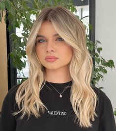 Garagehairrepairstudio on Instagram: “En iyi tekniklerle en yenilikci renklendirme servisi vermekteyiz bizi tercih etmenizin sebebi kişiye özel renk secenekleri belirlememizdir…” Balayage Hair Blonde Dark Roots Straight, Blonde Root Fade, Cool Blonde With Shadow Root, Full Balayage Blonde, Blonde Hair Natural Roots, Shadow Root Balayage, Blonde Root Melt, Root Melt Blonde, Blonde Root Smudge