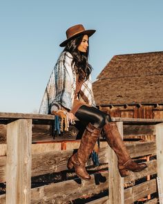 Chic Cowgirl Outfits, Guitar Pose, Hunting Fashion, Hippie Chic Outfits, Chic Cowgirl, Cowgirl Photoshoot, Freebird Boots, Wineries Outfit, Fall Boots Outfit