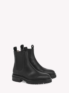 CHESTER: Zapatos casuales para hombre | Gianvito Rossi Men’s Boots, Men's Casual Shoes, Minimalist Dresses, Modern Man, Chester, Gianvito Rossi, Men's Casual, Mens Casual Shoes, The Collection