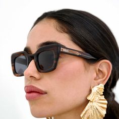 Be fearless with these daring fashion frames. 3D acetate and a retro cat-eye design puts the pop in pop culture.