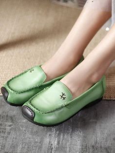 Upper Material: Cowhide/Calf Sole Material: Rubber Heels: Flat Toe: Round Toe Closure Type: Slip-On Gender: Female Lining Material: Pigskin Heel Height: 1cm Season: Summer Weight: 950 gram #greenshoes #leather #Gommino #flats Green Flat Heel Slip-ons For Spring, Summer Loafers With Rubber Sole, Summer Loafers With Rubber Sole And Flat Bottom, Green Casual Leather Shoes For Spring, Casual Green Leather Shoes For Spring, Green Leather Sole Flats For Summer, Green Leather-sole Flats For Summer, Casual Green Leather Shoes With Almond Toe, Casual Summer Moccasins With Rubber Sole