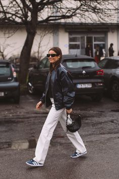 White Denim Outfit, Berlin Fashion Street, White Jeans Winter, Copenhagen Street Style, Look Jean, White Jeans Outfit, Street Tacos, Scandinavian Fashion