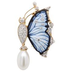 Indulge in the exquisite beauty of this one-of-a-kind pendant brooch, an extraordinary masterpiece that blends the allure of nature with the brilliance of fine jewelry. Crafted with unparalleled craftsmanship, this breathtaking piece features a hand-carved agate butterfly wing suspended from a radiant 18 Karat yellow gold frame. The centerpiece of this pendant brooch is the meticulously carved agate butterfly wing, skillfully bringing the side profile of the butterfly to life. The wing is artful Butterfly Carving, Contemporary Pendant, Butterfly Brooch, Gold Hands, Butterfly Pendant, Schmuck Design, Sparkle Diamonds, Pearl Pendant, Vintage Brooches