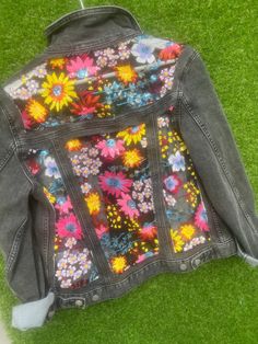 Handmade lace Floral denim jacket. Unique design offered with each jacket. Fitted Floral Print Denim Jacket, Fitted Denim Jacket With Floral Print, Custom Painted Clothes, Embroidered Outfits, Floral Denim Jacket, Artisanats Denim, Denim Upcycle, T Shirt Upcycle, Upcycled Denim Jacket