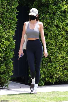 Kendall Jenner Gym, Slippers Outfit, Collage Outfits, Fitness Fashion Outfits, Kendall Jenner Street Style, Crop Top And Leggings, Demi Moore