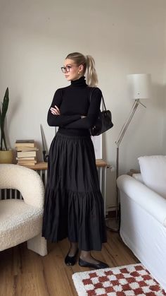 Autumn Workwear Women, Turtle Neck Outfits Aesthetic, Chic Modest Outfits Aesthetic, Black Maxi Dress Outfit Ideas Fall, Modest Business Attire, Black Modest Outfits, Maxi Skirt Work Outfit