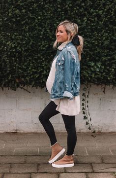 Jeito de Usar Jaqueta Jeans, Jeitos de Usar Jaqueta Jeans, looks com jaqueta jeans, look jaqueta jeans, onde comprar jaqueta jeans, ideia looks jaqueta jeans, looks com jaqueta jeans, look estilosos com jaqueta jeans Bump Outfits, Neutral Closet, Bump Fashion, Pregnant Outfit, Prego Outfits, Winter Maternity Outfits, Baby Bump Style, Maternity Wardrobe, Pregnancy Clothes