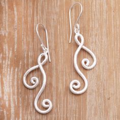 Desi Antari works in sterling silver to create stylized bass and treble clefs. With their sinuous shape and rich textures these contemporary earrings seem to sing. Wire Jewelry Diy, Jewelry Tutorials Free, Iron Jewelry, Contemporary Earrings, Bali Silver, Diy Wire Jewelry, Silver Dangle Earrings, Sterling Silver Dangle Earrings, Wrapped Jewelry