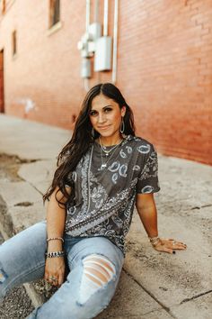 Channel your inner rockstar with our edgy Bandana Print Short Sleeve Tee. This retro-inspired piece combines classic bandana patterns with a modern fit, creating a look that's both nostalgic and fresh. Perfect for a casual day out or a night on the town. Cheap Cotton Tops With Bandana Print, Affordable Cotton Bandana Print Tops, Affordable Bohemian Bandana Print Tops, Cheap Bandana Print Tops For Spring, Cheap Bandana Print Tops For Festivals, Affordable Bandana Print Tops For Festival, Casual Fall T-shirt With Vintage Print, Casual Vintage Print T-shirt For Fall, Summer Bandana Print Short Sleeve Tops