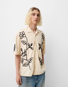 Embroidered short sleeve shirt - Shirts - Men | Bershka Mens Short Sleeve Shirt, Embroidered Shorts, Cargo Trousers, Sweaters Knitwear, Embroidered Shirt, Blouse And Skirt, Sweater Jacket, Jean Coat, T Shirt Top