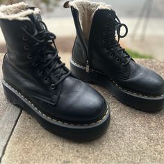 Correlates To A Us Womens 8 Dr. Martens Platform And Faux Fur Lined Jadon Boot The Perfect Winter Boot! Very Lightly Wornsome Scuffing On The Toes. Tread In Perfect Condition. Faux Fur Lining Is Nice And Warm! Dr Martens Jadon Boots, Dr Martens Platform, Jadon Boots, Dr Martens Jadon, Shoes Dr Martens, Moto Boots, Dr. Martens, Winter Boot, Leather Boots