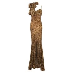 Long bustier dress with leopard pattern, and sequins and pearls embroidered. No size indicated, it fits a 36FR/38FR. Additional information: Condition: Good condition Dimensions: Chest: 44 cm - Waist: 38 cm - Hips: 42 cm - Length: 150 cm Seller Reference: VR88 Louis Vuitton Gown, Chloe 2024, Lame Dress, Couture Evening Dress, Keyhole Dress, Haute Couture Dresses, Bustier Dress, Paisley Dress, Bustiers