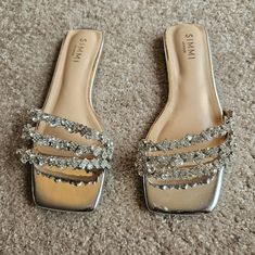 Beautiful And Bedazzled Metallic Sandals With Rhinestone Details. Shoebox Is Included. Same Day/ Next Day Shipping Chanclas Sparkly, Sparkly Chanclas, Bedazzled Sandals, Rhinestone Slides, Sparkly Sandals, Rhinestone Crafts, Prom Ideas, London Shoes, Metallic Sandals