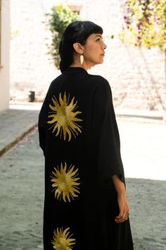 Kimono made of 100% jute with three hand-embroidered suns in gold tones. The name of this design means "At Dawn" in P'urépecha. This kimono represents the work of art that happens every day but we take for granted. The sun rises and illuminates our entire being, filling every corner with life.









 Material : 100% Jute



 Embroidery time : 48 Hours

 
Crafts🇲🇽 : Handmade by the women of the community of San Pedro Arriba in the State of Mexico, Mexico






 How to take care of my clothe Jute Embroidery, White Kimono, Take For Granted, The Sun Rises, Dark Dress, Sun Rises, Taken For Granted, Crafts Handmade, Take Care Of Me