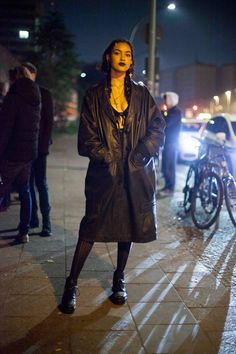 Von wegen Berlin kann nur in Schwarz feiern Italian Street Style, Berlin Street Style, Berlin Fashion Street, Berlin Mode, Rihanna Street Style, Clothing Grunge