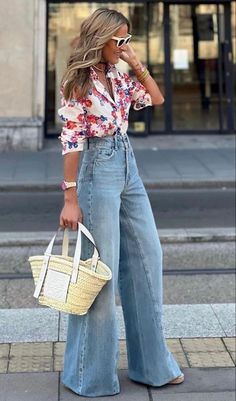 Summer Party Outfit Ideas For Women, Stripe Top And Jeans Outfit, Smart Casual Work Outfit Spring 2024, Women’s Summer Western Outfits, Summer Fashion 2024 Trends Casual, Light Jeans Outfit Spring, Glamorous Spring Outfits, Minimalist Summer 2024 Outfits, Style 2024 Womens Fashion