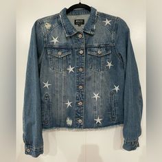 8th Of La - Star Embroidered Woman’s Denim Jacket, Size Medium. 100% Cotton Americana Jean Jacket. Never Worn. I Thought I’d Wear It For 4th Of July At Some Point, But Never Did. 1 Misplaced Spot On It, Which I Wouldn’t Consider A Defect. It Looks Like It Was Part Of The Distressing, But Just Wanted To Point It Out. Approximate Measurements: Neck To Bottom/Waist: ~18 Inches Bottom/Waist: ~19 Inches Arm Pit To Arm Pit: ~18.5 Inches Shoulder To Wrist: ~24.5 Inches Casual Cotton Outerwear With Star Patch, Denim Jacket With Star Print, Denim Jacket With Star Print And Long Sleeves, Fall Denim Jacket With Star Print, Fall Denim Jacket With Star Patch, Denim Outerwear With Star Print For Spring, Winter Denim Outerwear With Star Print, Spring Denim Outerwear With Star Print, Trendy Denim Outerwear With Star Print