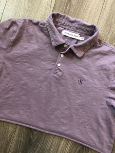 -Size Men's XL -Cropped purple polo shirt -Calvin Klein brand Casual Purple Collared Top, Classic Purple Crew Neck Top, Classic Purple Short Sleeve Polo Shirt, Fitted Purple Polo Shirt With Polo Collar, Fitted Purple Polo Shirt, Purple Fitted Collared Polo Shirt, Fitted Purple Collared Polo Shirt, Fitted Purple Cotton Polo Shirt, Casual Purple Short Sleeve Polo Shirt