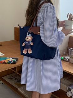 Le Pilage Longchamp, Longchamp Navy Outfit, Styling Longchamp Bag, Longchamp Charms, Longchamp Uni Bag, Longchamp Le Pliage Large Outfit, Blue Longchamp Bag Outfit, Longchamp Tote Outfit, Longchamp Tote Bag Outfit