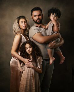 Family Photo Shoot Poses Studio, Family Of 10 Photoshoot, Photography Posing Guide Family, Family Potrait Idea, Family Potrait Pose, Family Photo Studio Ideas Portrait Poses, Elegant Family Photoshoot, Family Poses Studio