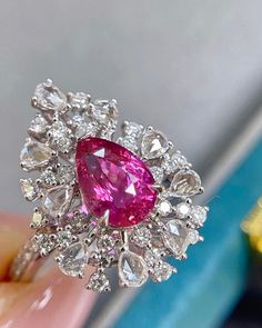 Bienvenue chez Odyssée Joaillerie, nous nous spécialisons dans le diamant coloré,  et les bagues de fiançailles. Nous offrons un grand choix: blanc, ou jaune, ou rose, platine,  nos bijoux sont finement fabriqués pour une qualité exceptionnelle! Symbole d'amour par excellence, le diamant est une belle preuve d'amour. Le joyau de vos rêves est le vôtre! Détails : Marque: Odyssée Joaillerie Métal : or blanc 18k  * Pierre centrale : Saphir Rose non chauffé 2,01ct  * Pierres latérales: Diamants inco Emerald Jewelry, Rings Statement, Statement Rings, Ruby, Emerald, Jewelry Rings, Sapphire, Diamonds, Unique Jewelry