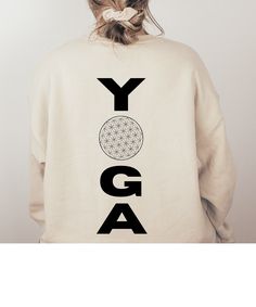 Discover this super comfy sweatshirt with a yoga lettering and integrated "Flower of Life" sign. This stylish sweatshirt combines comfort and trend awareness and is perfect for relaxed days, casual outings or or for attending a yoga class. It's also the perfect gift for yoga teachers and practitioners.  Made from high-quality, soft material, it offers you a comfortable feel that lasts all day long. Available in different colors, you can easily express your personal style. Get your new favorite p Om Sign, Yoga Sweatshirt, Yoga Apparel, Lover Sweatshirt, Yoga Shirt, Yoga Teachers, Comfy Sweatshirt, Flower Of Life, Yoga Teacher