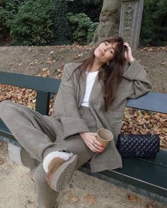 How To Wear Uggs, Uggs Outfits, Outfit With Uggs, Cute Thanksgiving Outfits, Uggs Outfit, Looks Street Style, Mode Inspo, Thanksgiving Outfit, Modern Outfits