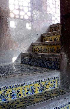 the stairs are decorated with blue and yellow tiles