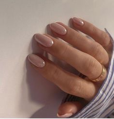 Pink And White Nails Natural, Pearl Nail Wedding, Hailey Bieber Donut Nails, Cute Colours For Nails, Gel Manicure Round Nails, Light Colours Nails, Almond Donut Glaze Nails, Pearl Nails Oval, Nail Pearl Color