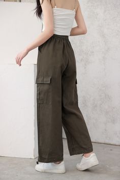 These wide-leg cargo pants are just what you need to get through the day. These baggy pants are perfect for running errands, heading to class, or relaxing at home. Made from a lightweight material, these pants will be your new go-to. Add a pop of color with a shirt or button-down top and pair it with your favorite sneakers.
Gender: WomenMaterial: PolyesterClothing Length: Full LengthClosure Type: Elastic Waist Types Of Cargo Pants, Baggy Trousers Outfit, Baggy Cargo Pants Outfit, Cargo Trousers Outfit, Cargo Pants Army, Wide Leg Cargo Pants, Cargo Pants Style, Relaxed Pants, Western Wear Outfits