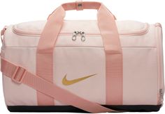 Nike Team Duffle Nike Duffle Bag, Duffle Bag Sports, Nike Bags, Training Bags, Sac Week End, Duffle Bag Travel, Cute Backpacks, Pink Nikes