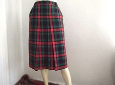 Materials: plaid tartan spring skirt 70s does 40s-50s checkered skirt, 42 size, pleated skirt, classic tartan midi skirt, college british style skirt, spring skirt, secretary skirt. 30% viscose, 70% polyester and lining is polyester. Have twoo pockets. Measurements laying flat : waist :38 cm (15 inches) hips :51cm (20 inches) total lenght :72 cm (28,5 inches) Stil Rock, Tartan Midi Skirt, 50s Skirt, Spring Skirt, Checkered Skirt, Spring Skirts, Vintage Rock, Style Skirt, British Style