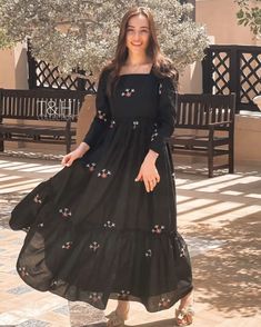 Cotton Frocks For Women, 1 Piece Dress, Black Frock, Frocks And Gowns, Long Frock Designs, Simple Frocks, Western Wear Dresses