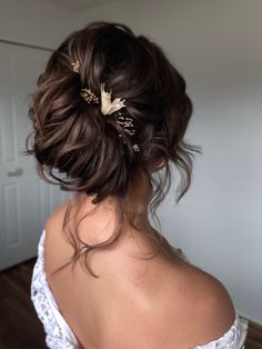 Tousled french twist with dried flowers @isabelleoneilbeauty #detroithair #bridalhair #michiganhair #bohohair #weddinghair #frenchtwist French Twist With Flowers, Bridal French Twist With Veil, Messy French Twist Updo, Bridal French Twist, Messy French Twists, Partial Updo, Bridesmaid Hair Inspo, Mums Wedding, French Twist Updo