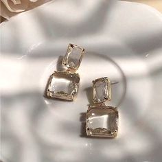 Gold Drop Earrings With Square Crystal Gemstones. Post Back. Very Elegant. Perfect For Formal Events New Wedding Bridesmaid Jewelry, Vintage Style Jewellery, Antique Pink, Engagement Bands, Fashion Accessories Jewelry, Geometric Earrings, Style Chic, Steel Jewelry, Bridesmaid Jewelry