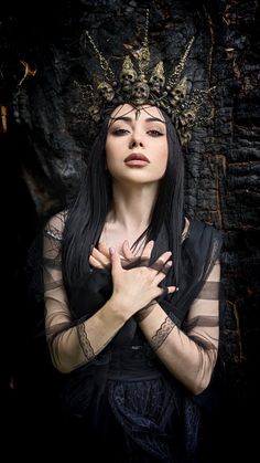 Evil Queen Photoshoot, Hades Crown, Hades And Persephone Costume, Dark Fairy Crown, Witchy Shoot, Persephone Costume, Voodoo Costume, Skull Queen, Evil Princess