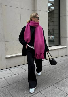 Scarf Outfit, Winter Fashion Outfits Casual, Pink Scarf, Uni Outfits, How To Wear Scarves, Winter Fits, Fashion Mistakes