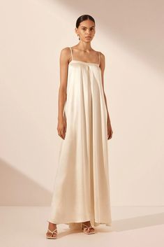 Column maxi dress in a LENZING™ ECOVERO™ with luxurious satin finish. Contributing to a cleaner environment, LENZING™ ECOVERO™ viscose fibres omit 50% less greenhouse gas emissions and utilise less water than conventional viscose. Shona Joy La Lune, Cream Bridesmaids, Nude Dresses, Cream Bridesmaid Dresses, Knot Maxi Dress, Shona Joy Dress, Cream Dresses, Shona Joy, Dresses Style